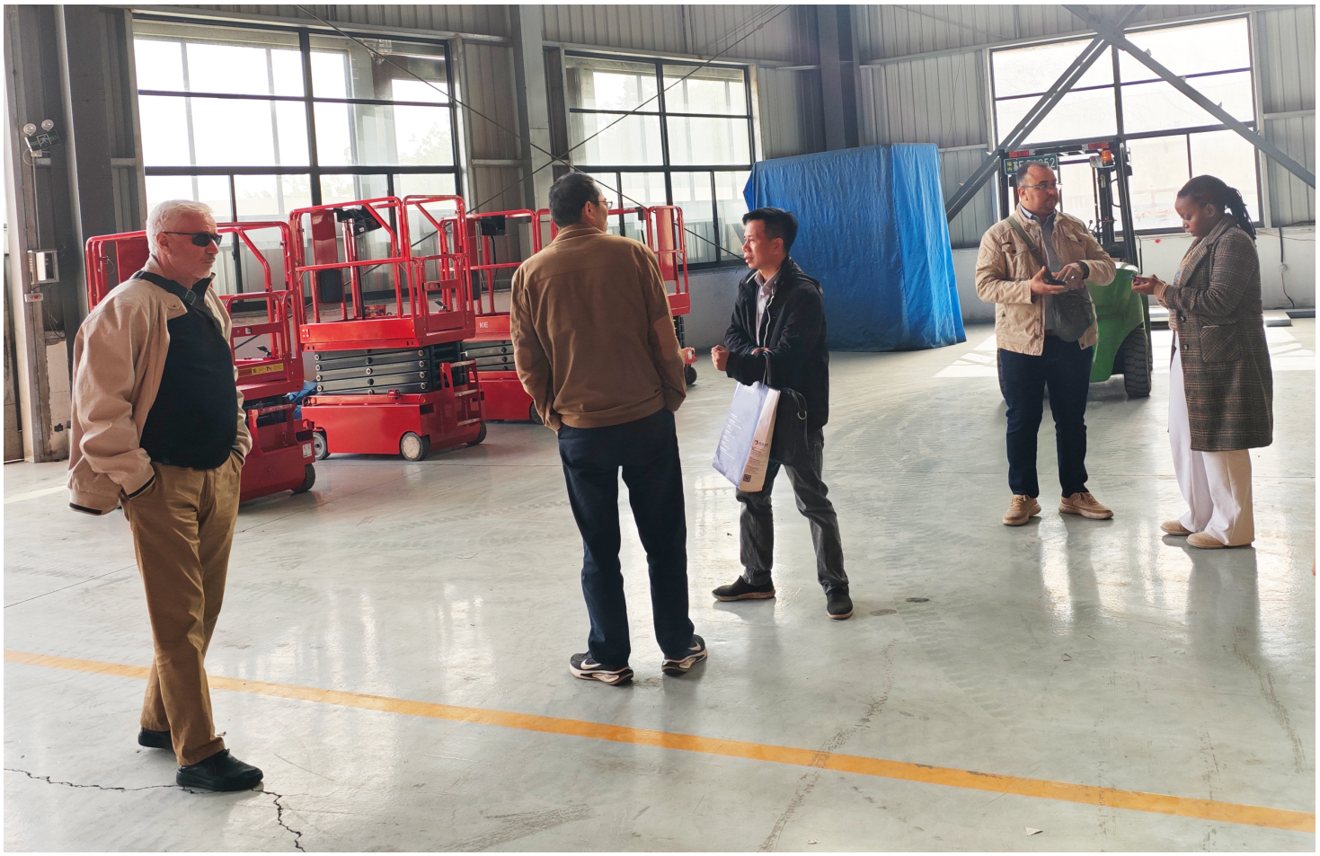 Algerialainen asiakasvaltuuskunta vierailee Zhejiang Wizplus Smart Equipment Ltd:ssä ja ylistää hissitasojen turvallisuutta ja edistyneitä teknologioita
